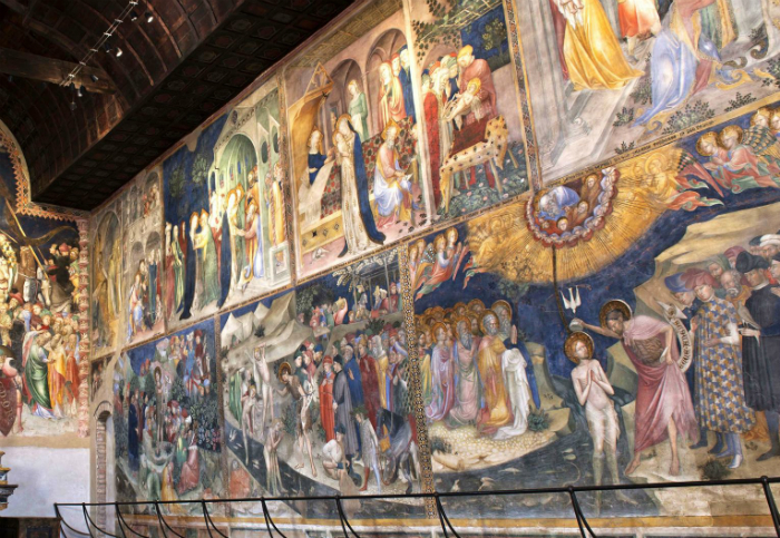 Аріянська церква у Равенні (Італія), 5–6 ст. Святий дух уособлюється білим соколом, який ллє благодать. Поряд з Ісусом зображені Іван Хреститель і бог річки Йордан у вигляді старця з глеком і тростиною. Більшість апостолів – молоді люди, третина з них – без борід.