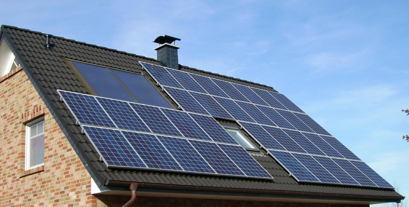 Українці від сьогодні зможуть продавати електроенергію з приватних сонячних і вітрових установок