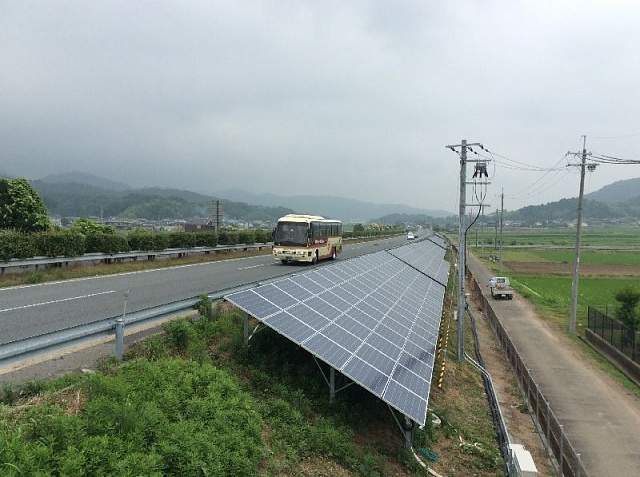 У Японії будуватимуть сонячні електростанції вздовж автомагістралей